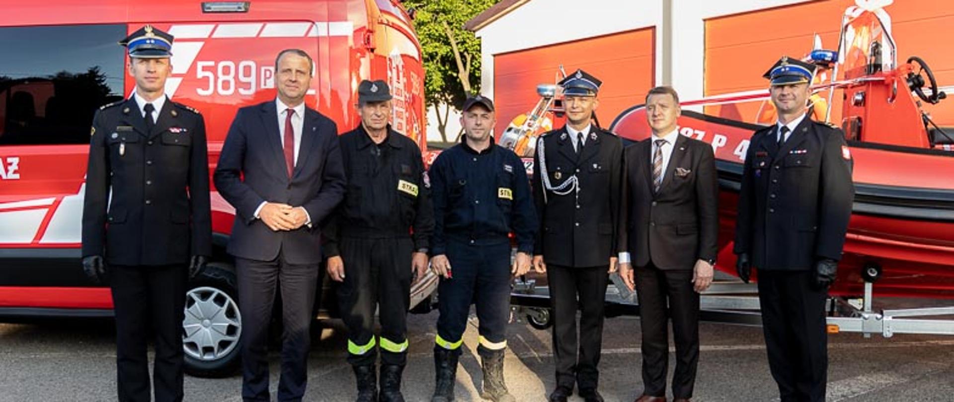 Wojewoda, zastępca komendanta wojewódzkiego oraz przedstawiciele powiatu i gminy za nimi samochód oraz łodźi