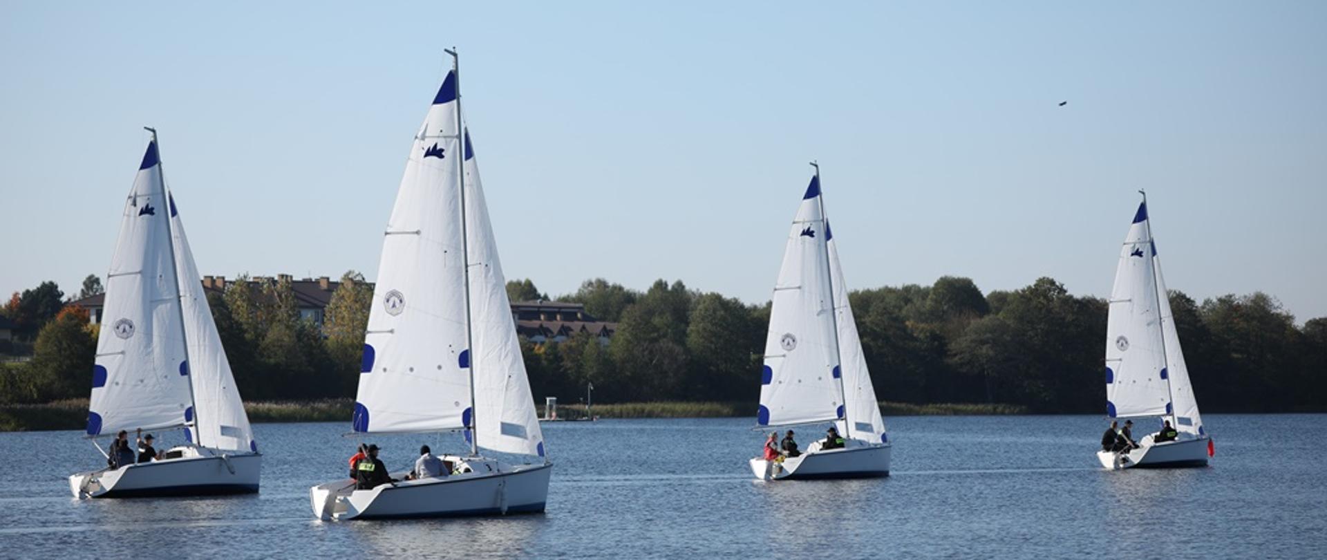 Żaglówki płynące po jeziorze w trakcie regat.
