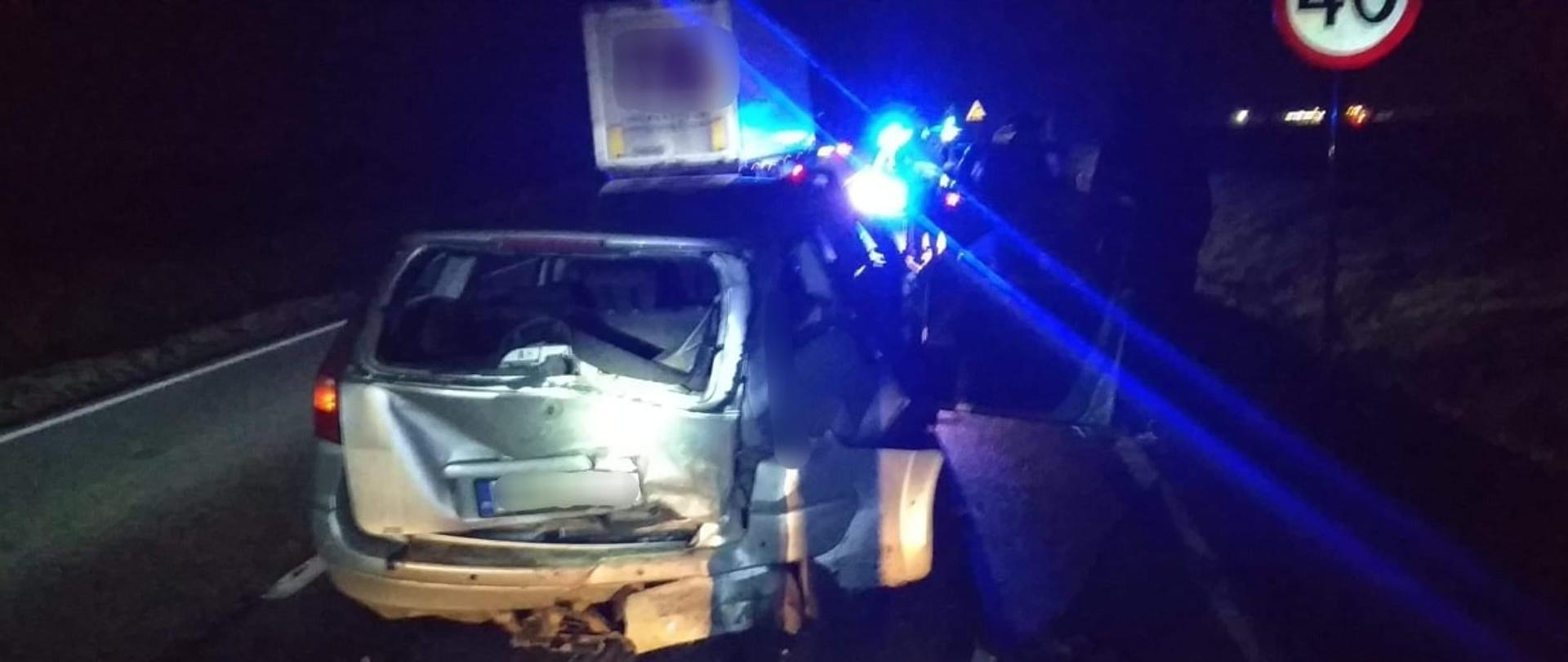 widoczne miejsce zdarzenia oraz uszkodzony pojazd.