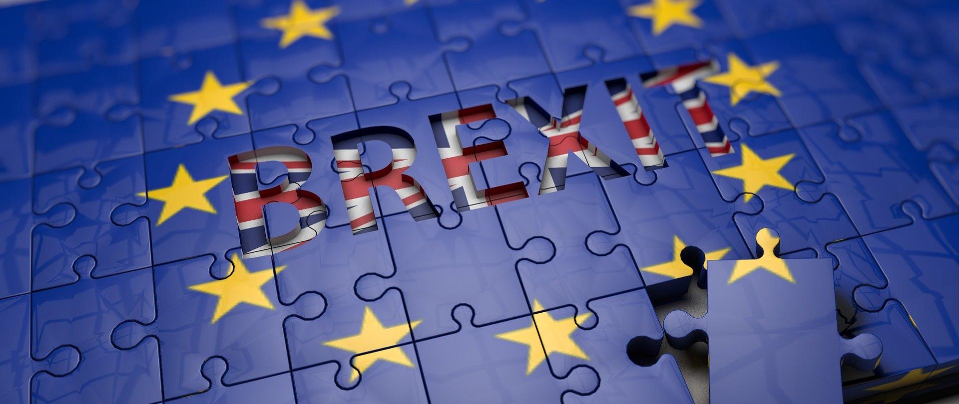 puzzle, na których widnieje napis brexit.