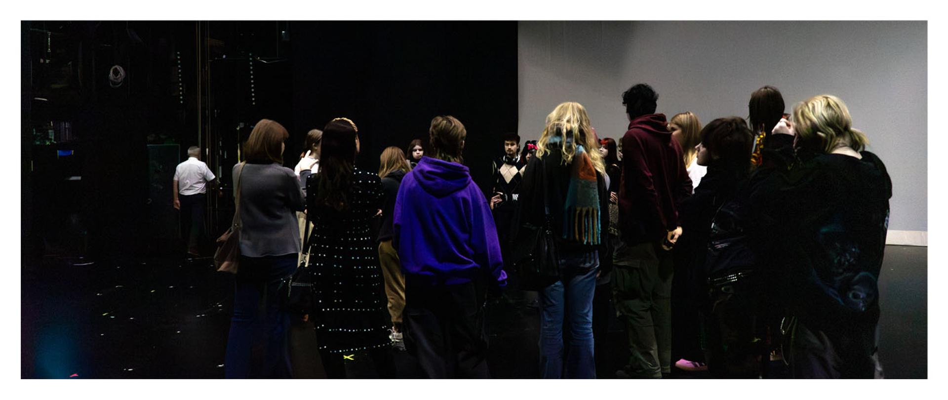 Zwiedzanie Teatru Polskiego w Warszawie
W poniedziałek, 01.12.2025, grupa uczniów z klas: 2B, 3A, 3B i 5A wraz z opiekunami, panią Bożeną Mierzwiak i panią Moniką Skierką-Krzosek, zwiedzała z przewodnikiem Teatr Polski w Warszawie w ramach programu Lekcja teatralna. Wycieczka była nagrodą dla uczniów biorących udział w przedstawieniu z okazji jubileuszu szkoły, ufundowaną przez Radę Rodziców.
fot. Agata Gawin