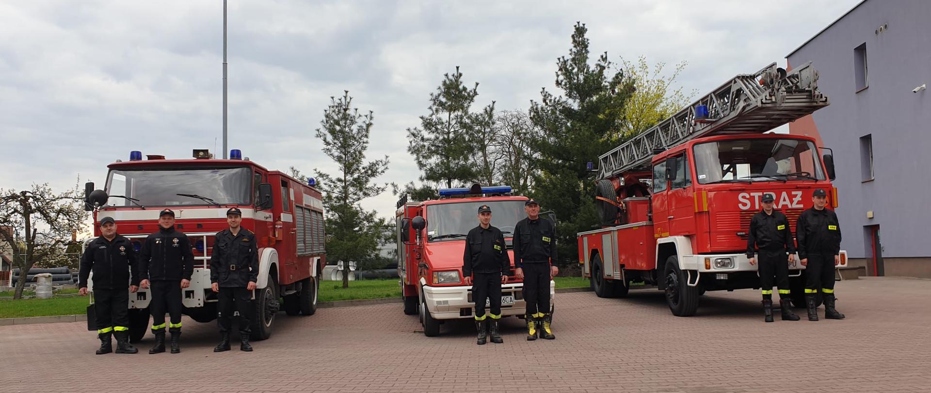Na zdjęciu przekazywane 3 strażackie samochody wraz ze strażakami 