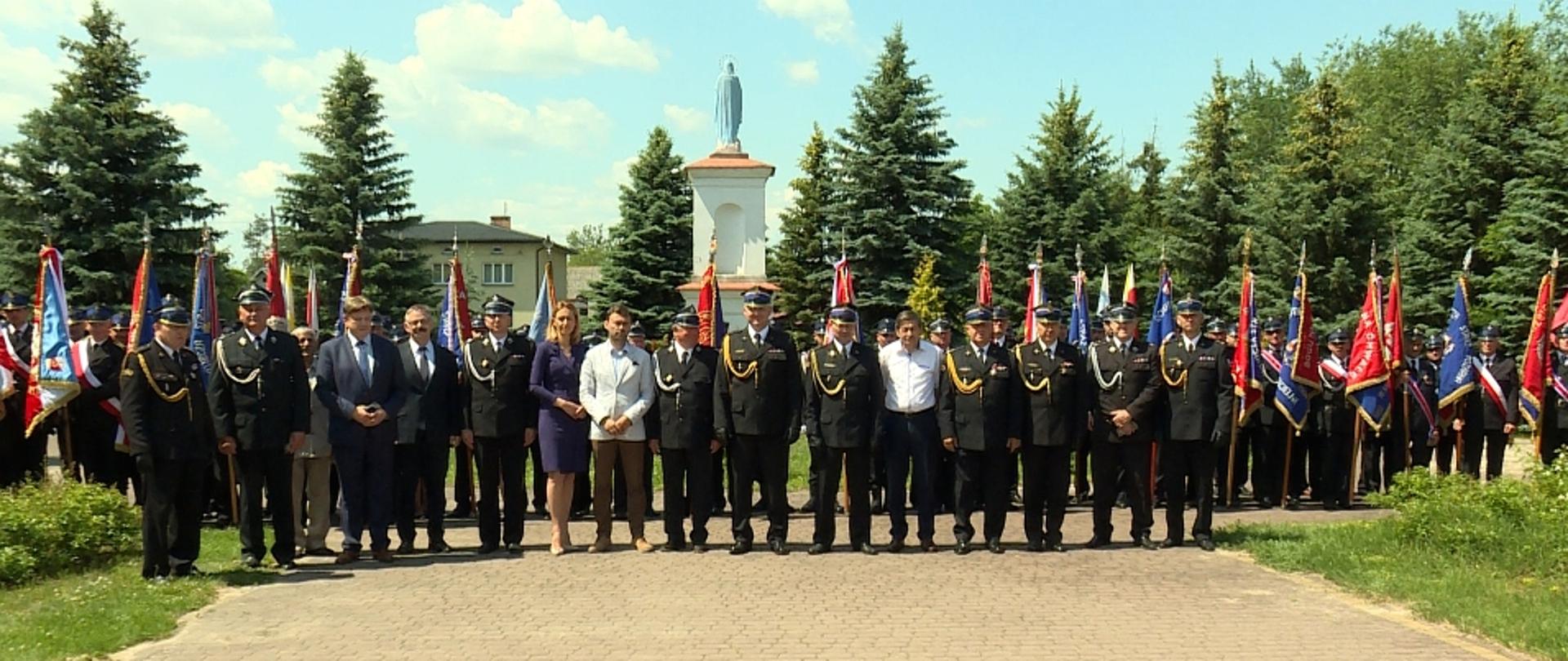 zdjęcie grupowe na dworze po zakończeniu XI Pielgrzymki Strażaków do Sanktuarium Najświętszej Maryi Panny Królowej Różańca Świętego w Wysokim Kole