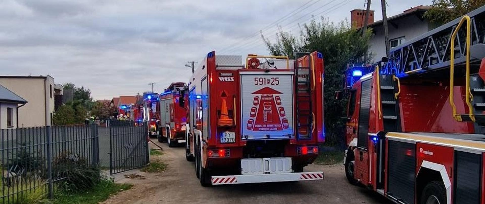 Samochody strażackie na drodze