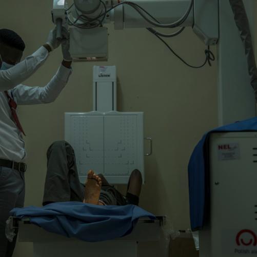 praca w szpitalu Wanda Matugga Health Center fot. Fundacja Innovaid