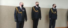 Na zdjęciu funkcjonariusze Państwowej Straży Pożarnej w umundurowaniu wyjściowym z sznurami podczas uroczystości w Komendzie Powiatowej Państwowej Straży Pożarnej w Pabianicach. Po środku Łódzki Komendant Wojewódzki st. bryg. Andrzej Bohdanowicz, po lewo przechodzący w stan spoczynku dotychczasowy Komendant Powiatowy Państwowej Straży Pożarnej w Pabianicach st. bryg. Andrzej Bohdanowicz. Po prawo obejmujący stanowisko Komendanta Powiatowego bryg. Władysław Duraj.