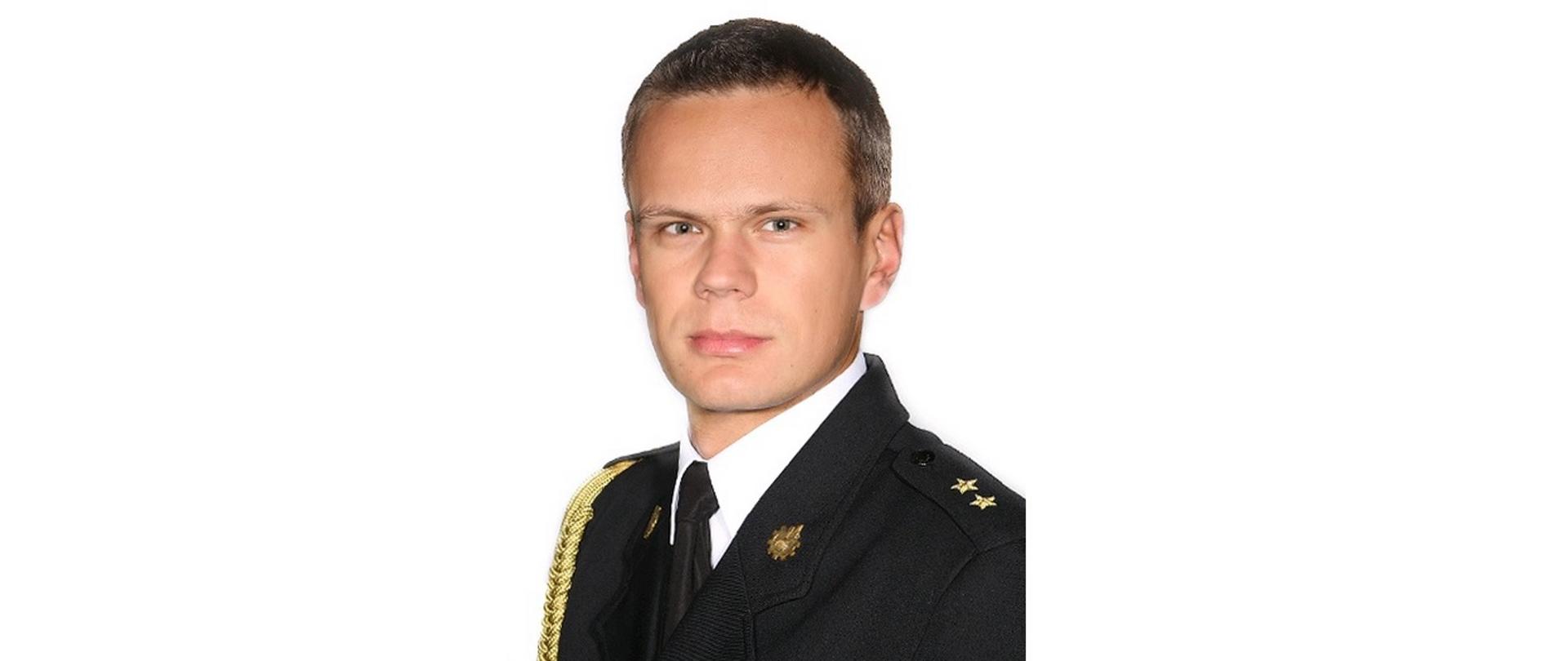 Zdjęcie przedstawia st.kpt. mgr inż. Roberta Czarneckiego w mundurze wyjściowym 