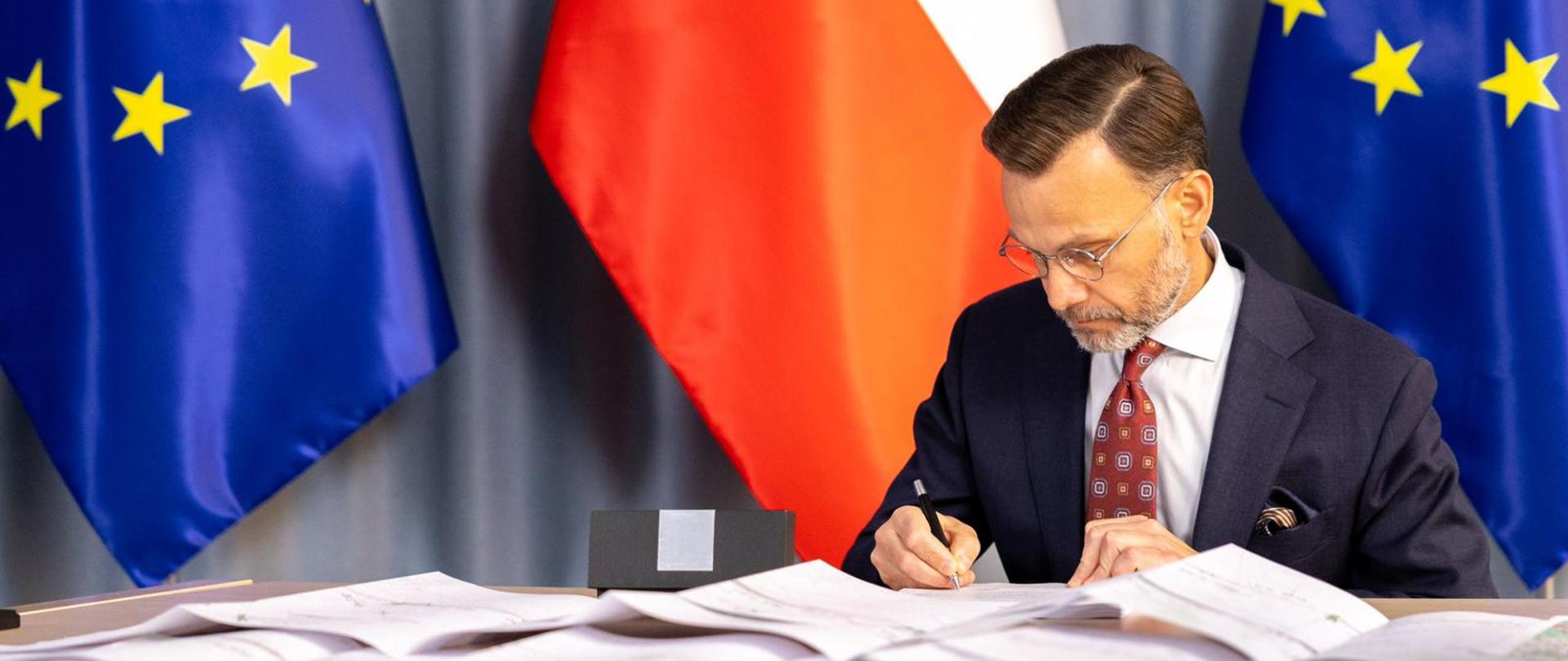 Wojewoda Jacek Brzozowski podpisał decyzję lokalizacyjną dla ostatniego odcinka Rail Baltica przebiegającego na terenie województwa podlaskiego