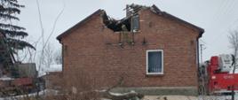Powalone drzewo na budynek mieszkalny w miejscowości Kolosy – powiat kazimierski.