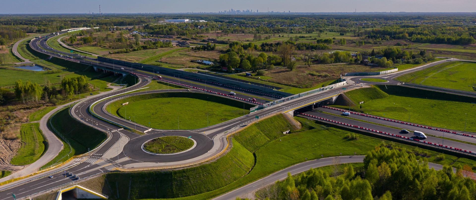 Widok z góry na S8 obwodnica Marek, węzeł Wołomin, skrzyżowanie z drogą wojewódzką 635