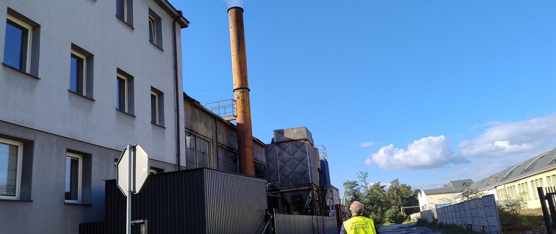 Inspektor przeprowadza oględziny zakładu w Nowej Dębie