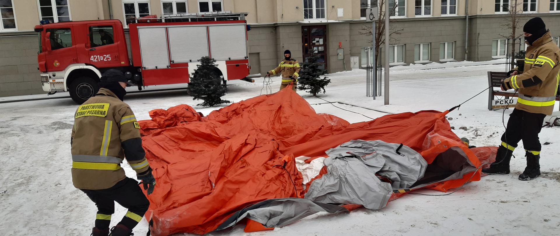 Strażacy sprawiają namiot