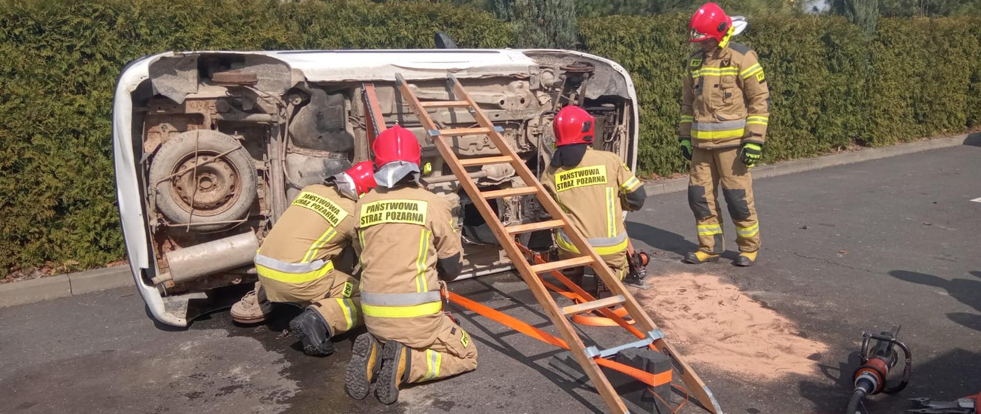 Zmiana III ćwiczy techniki stabilizacji samochodu w różnych płożeniach, wykonywanie dostępu oraz sposoby ewakuacji osób poszkodowanych z pojazdu
