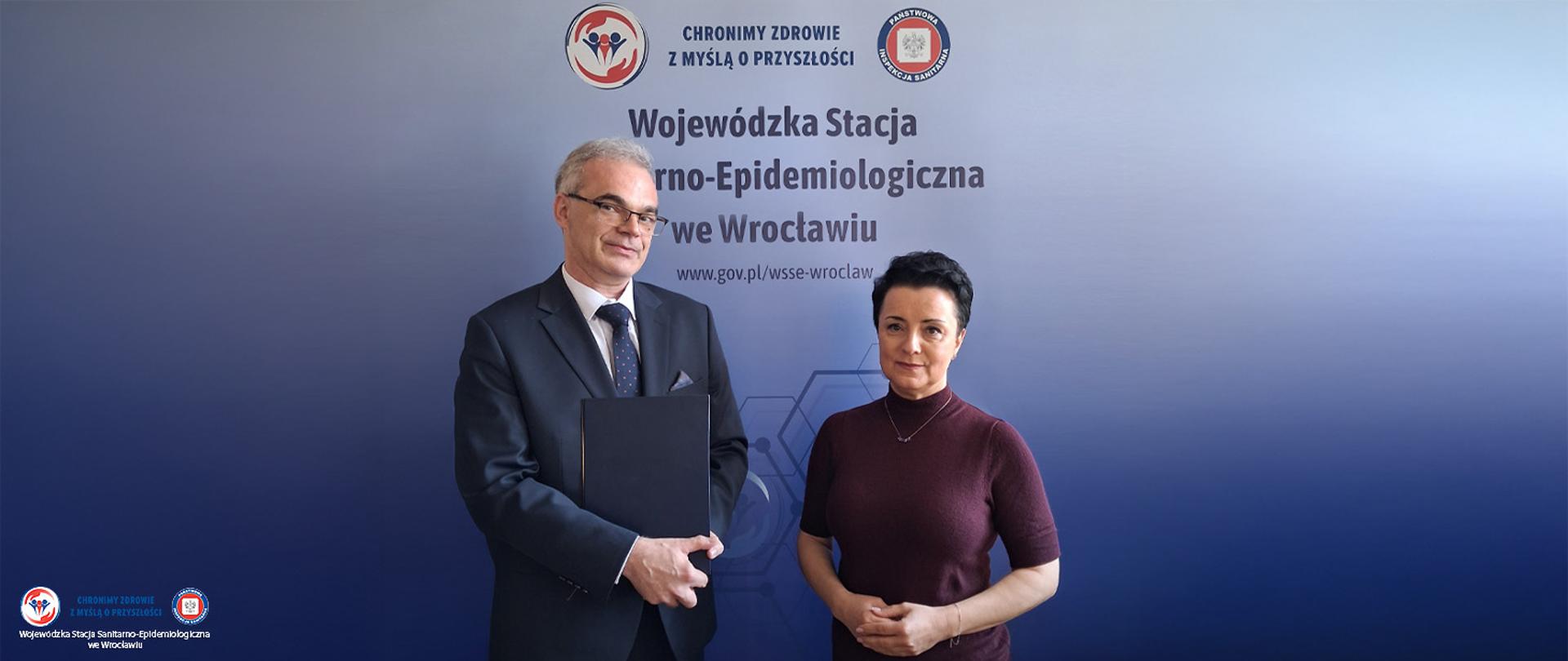 Pani Małgorzata Sienkiewicz Dolnośląski Państwowy Wojewódzki Inspektor Sanitarny we Wrocławiu wręcza powołanie dla Pana Marcina Jaksonia na stanowisko Państwowego Powiatowego Inspektora Sanitarnego w Kamiennej Górze. Na zdjęciu obie osoby.