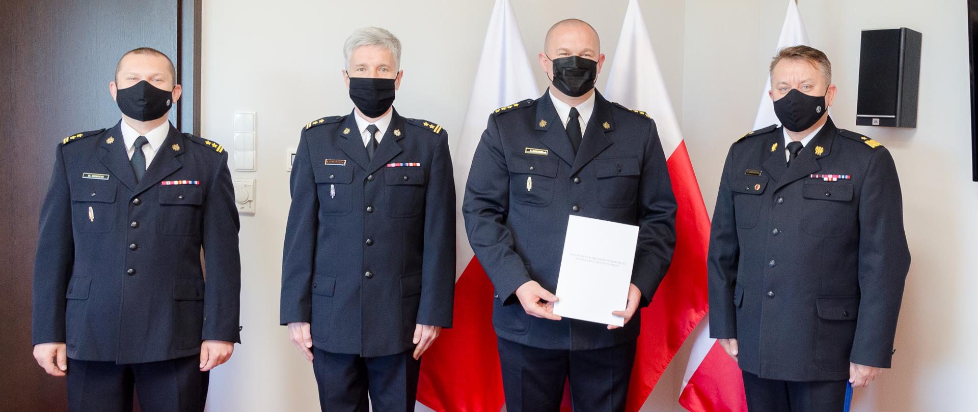 Mazowiecki Komendanta Wojewódzki wręcza akt powołania st. kpt. Tomaszowi Kosznikowi