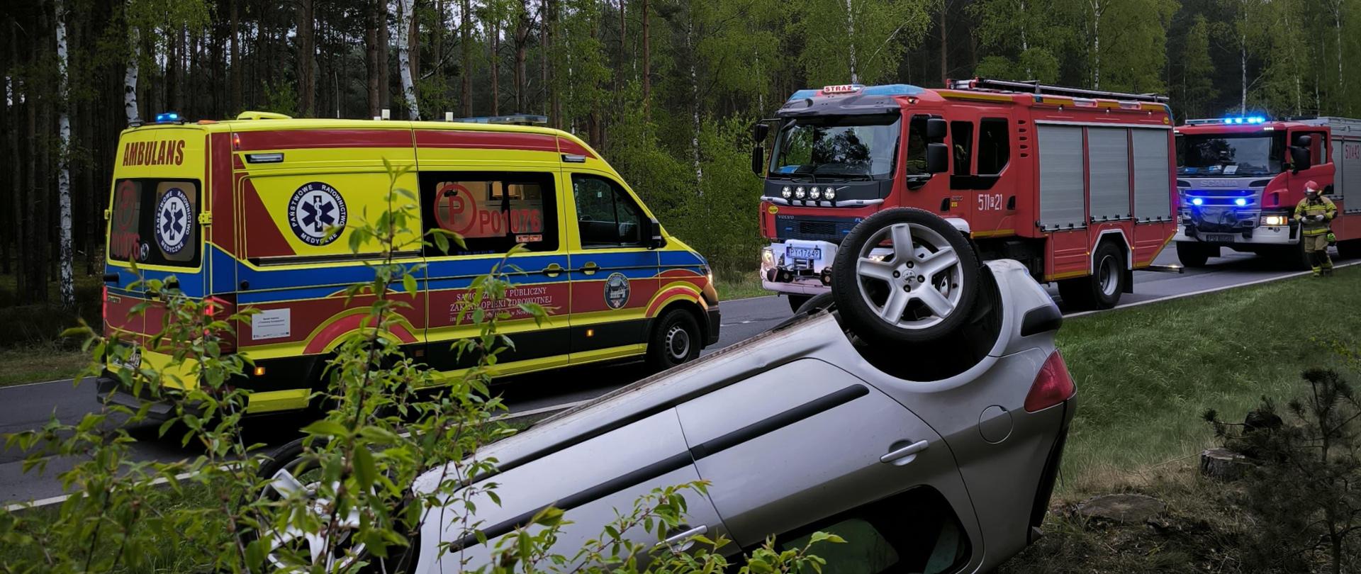 Auto osobowe leżące na dachu