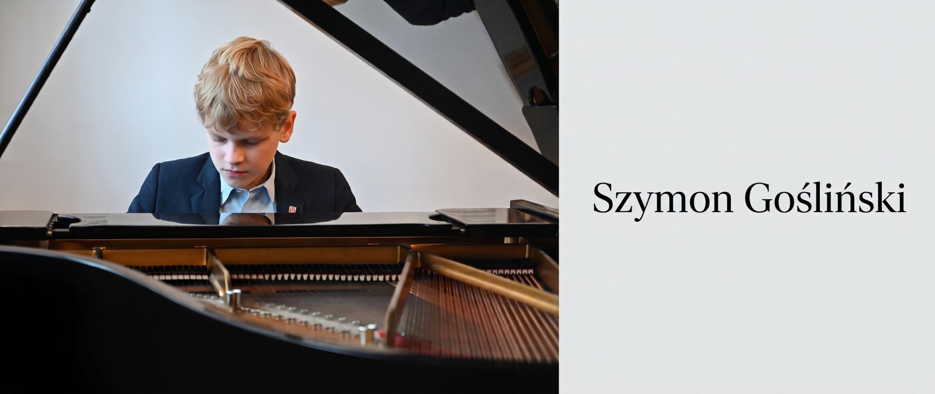 Młody, jasnowłosy chłopiec w eleganckim garniturze grający na czarnym fortepianie. Po prawej stronie widnieje napis: Szymon Gośliński.