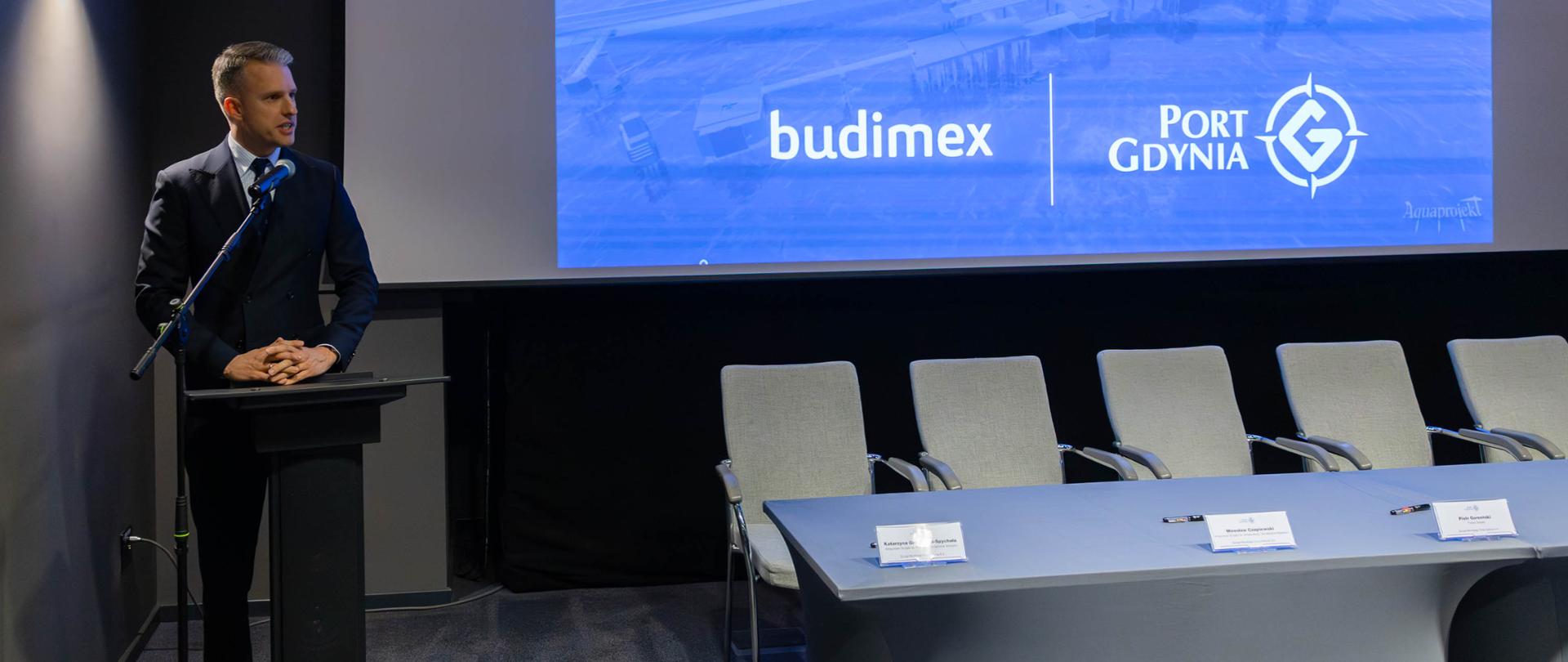 Wiceminister infrastruktury Arkadiusz Marchewka podczas konferencji prasowej w związku z podpisaniem umowy na rozbudowę stanowiska przeładunku paliw płynnych w Porcie Gdynia