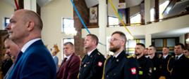 Dzień Strażaka - goście i strażacy w kościele