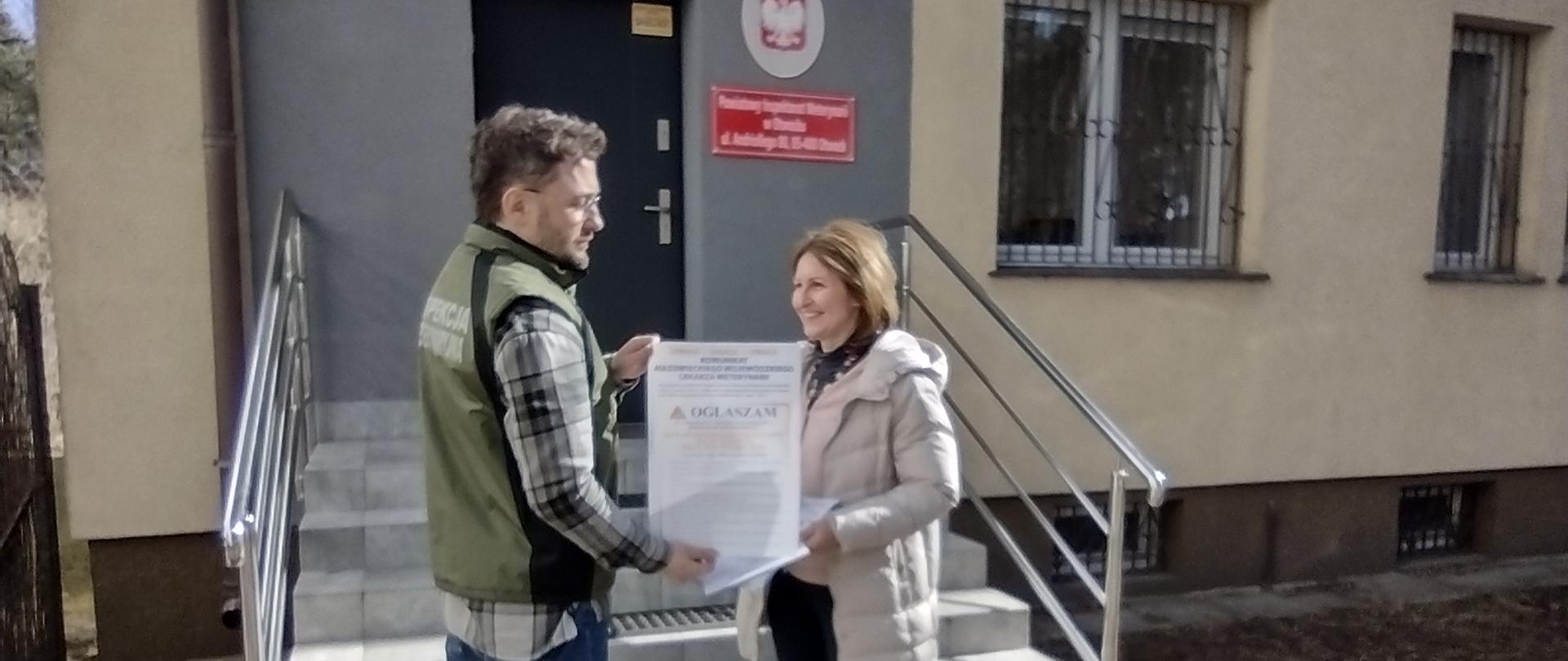 Zdjęcie przedstawiające pracownika Inspekcji Weterynaryjnej i Inspekcji Sanitarnej ukazujące współpracę dotyczącą wiosennej akcji szczepienia lisów wolnożyjących przeciwko wściekliźnie