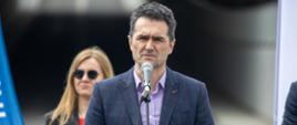Dziś, w obecności wiceministra Piotra Malepszaka, oddano do użytku tunel drogowy w ciągu ul. Przejazd/Krasińskiego w Sulejówku