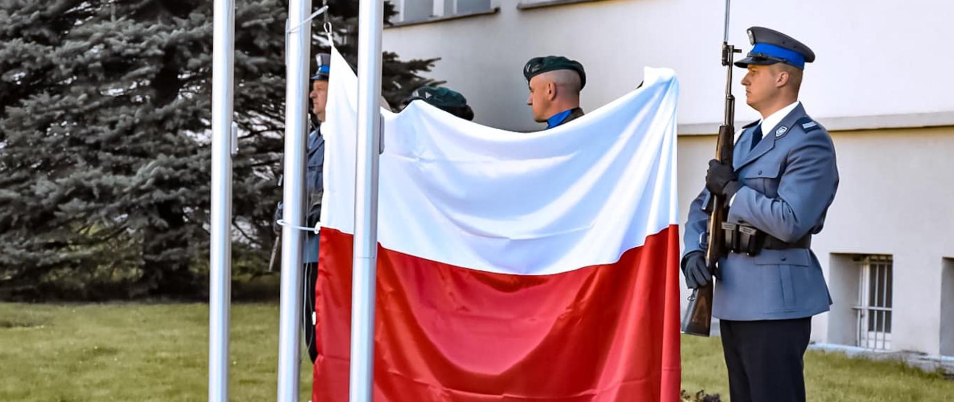 Podniesienie flagi na maszt przed WMUW