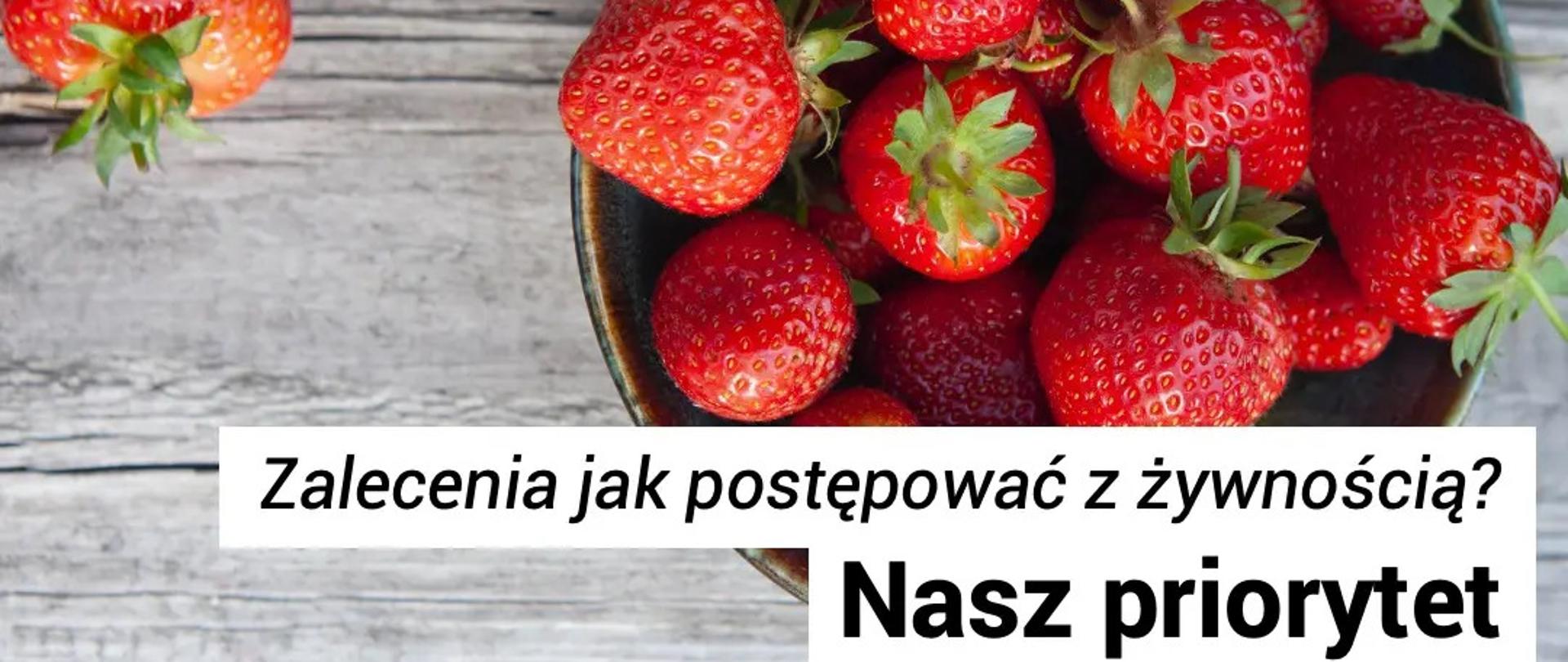 w misce truskawki - napis zalecenia jak postępować z żywnością