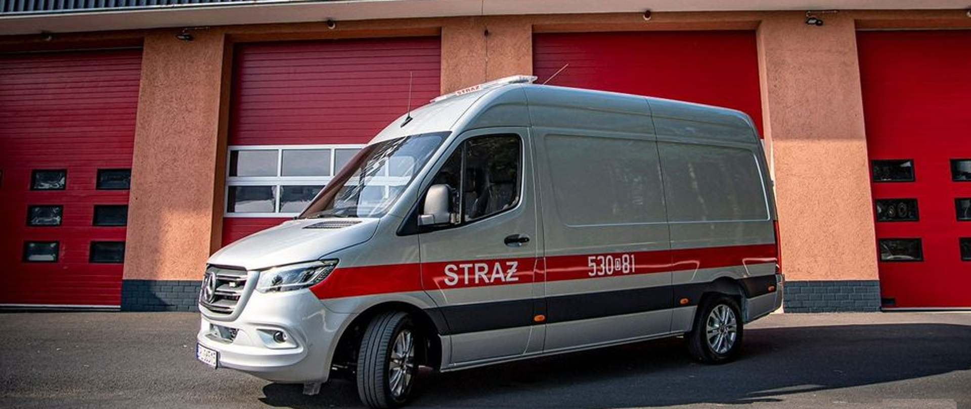 Samochód typu bus na tle bram wyjazdowych JRG Polkowice