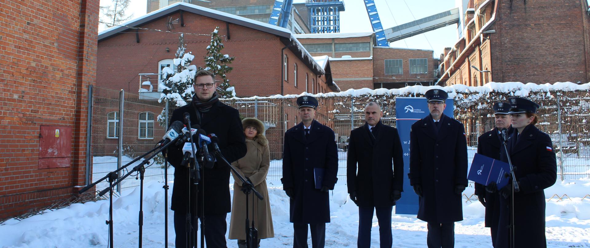 Wiceminister sprawiedliwości Michał Woś podczas konferencji prasowej w Rybniku