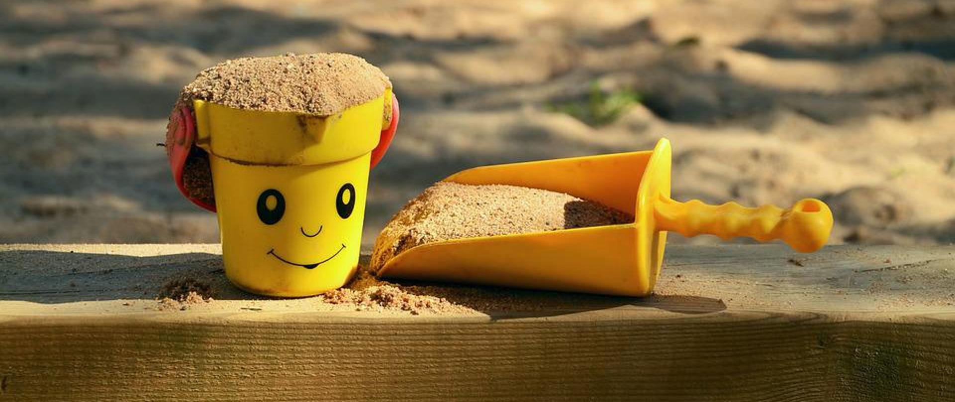 Zdjęcie wiaderka i łopatki w piaskownicy