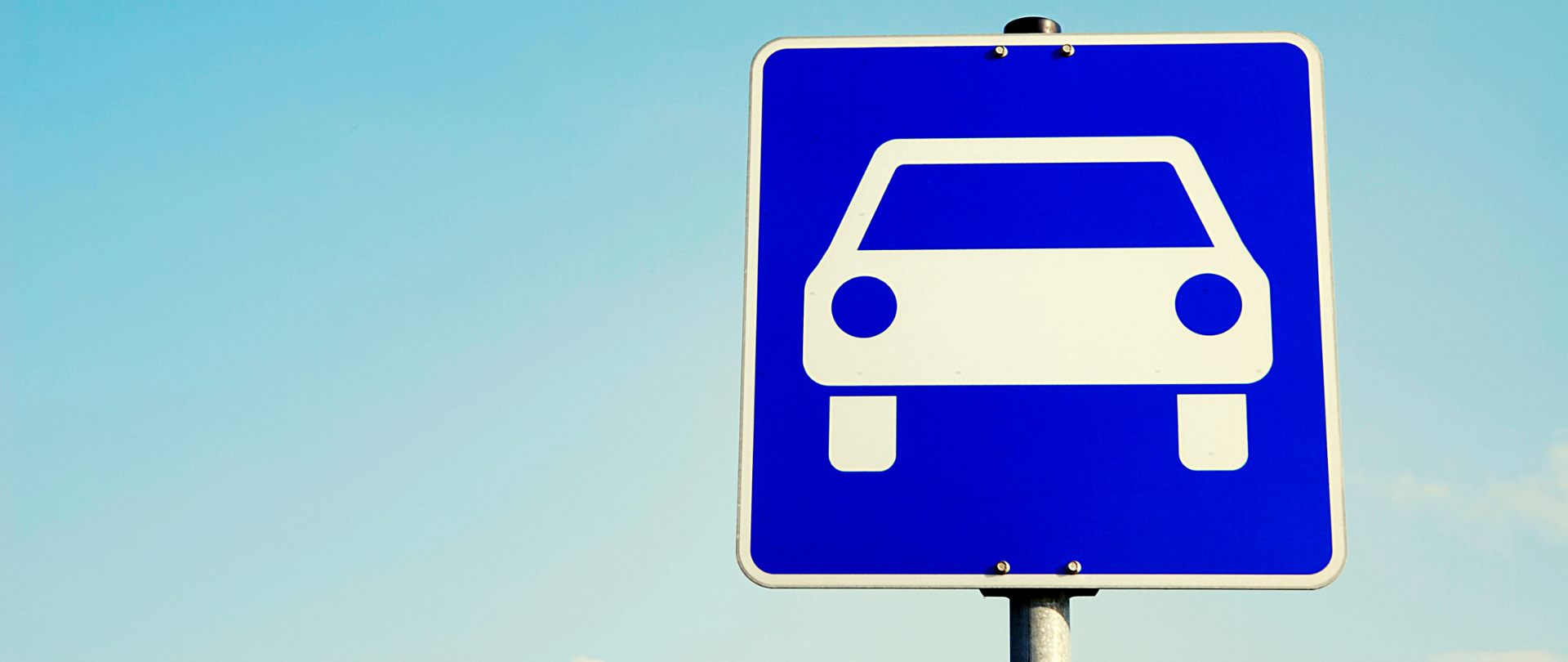 Zdjęcie znaku drogowego symbolizującego drogę szybkiego ruchu.