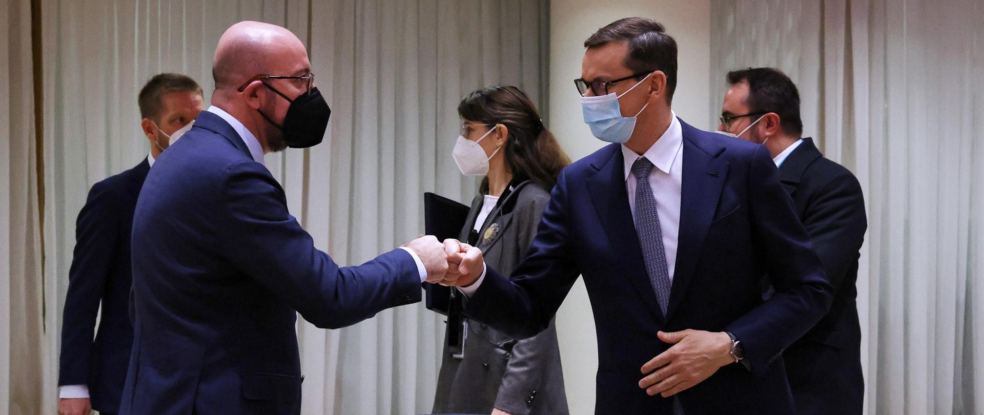 Premier Mateusz Morawiecki powitany przez Przewodniczącego Rady Europejskiej Charles’a Michela w trakcie 6. Szczytu Unia Europejska – Unia Afrykańska.