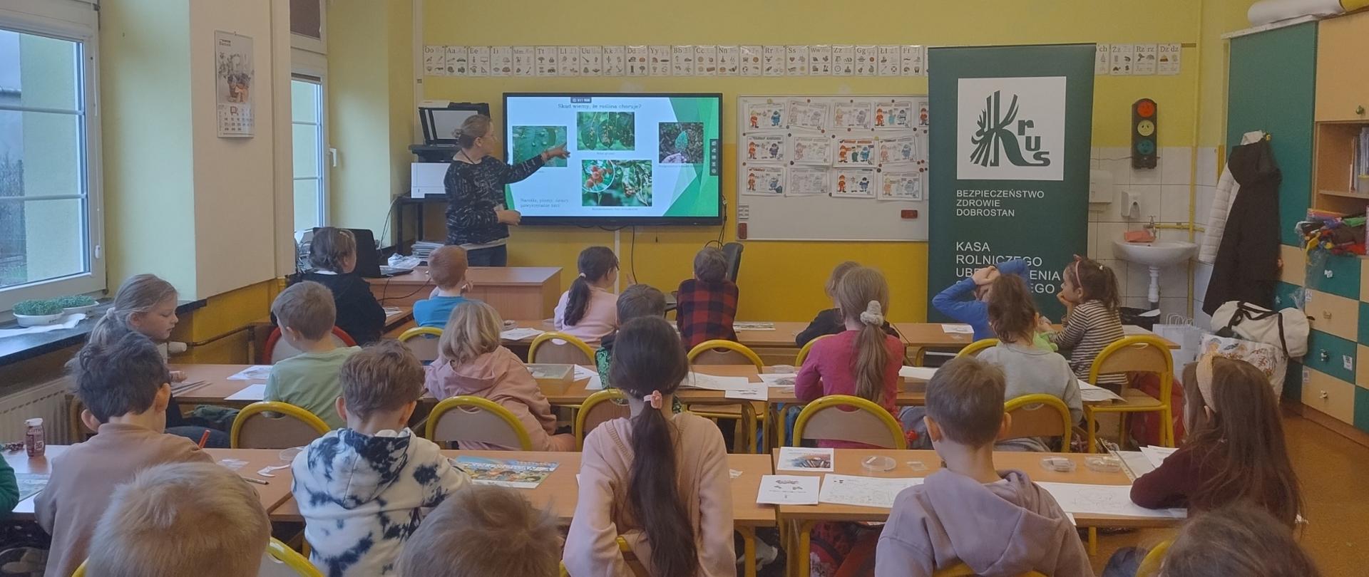 Zdjęcie przedstawia uczniów klasy biorących udział w zajęciach