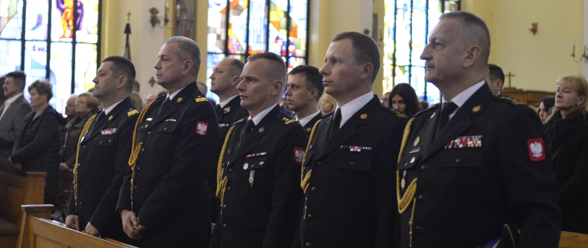 Na zdjęciu widać kolejno od lewej: Śląskiego Komendanta Wojewódzkiego PSP, Zastępcę Komendanta Głównego PSP nadbryg. Arkadiusza Przybyłę, Zastępcę Komendanta Centralnej Szkoły PSP w Częstochowie, oraz Komendanta Miejskiego w Rudzie Śląskiej wraz z Zastępcą