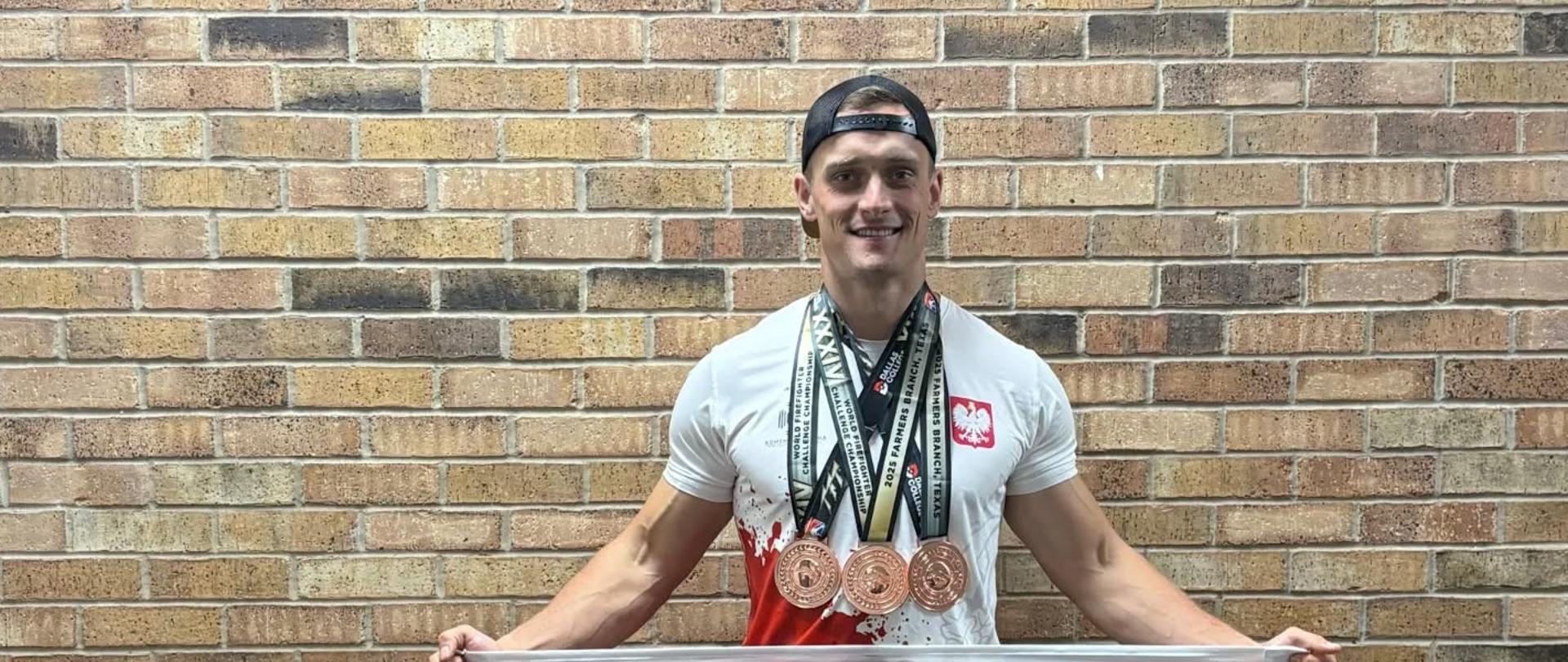 Zawodnik ze zdobytymi medalami i reprezentacja