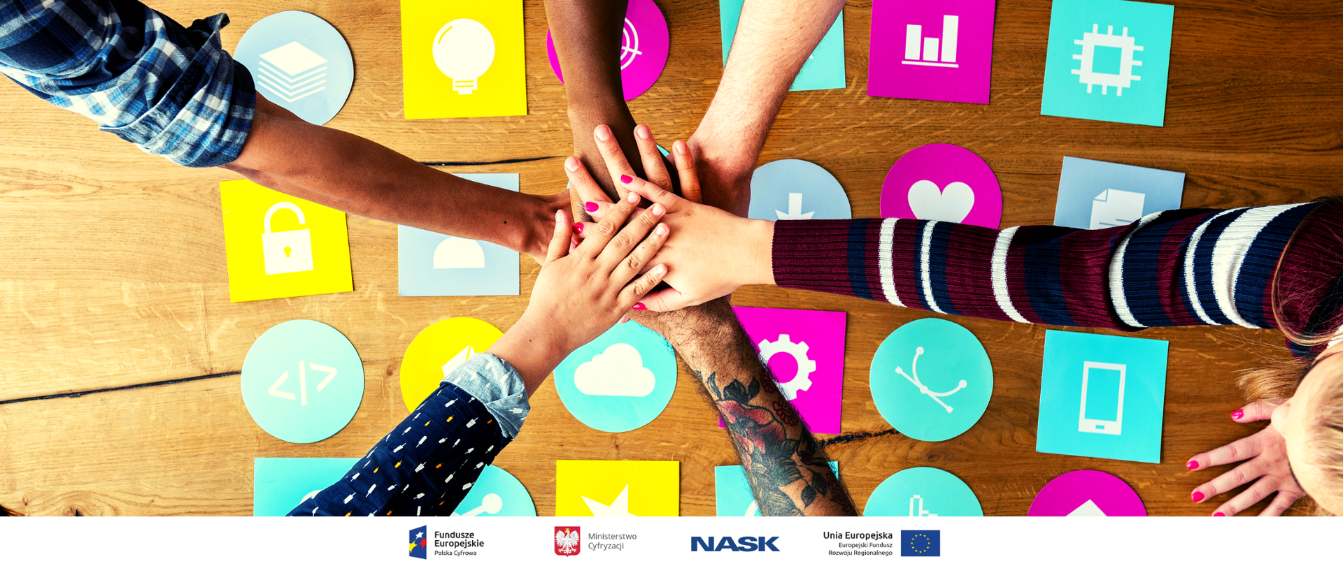 Dłonie splecione nad stołem. 