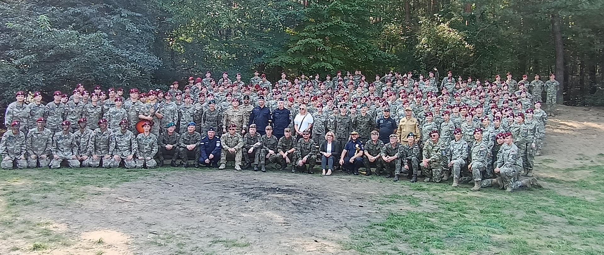Na zdjęciu przedstawiciele wszystkich służb mundurowych i uczniów pozują do wspólnego zdjęcia.
