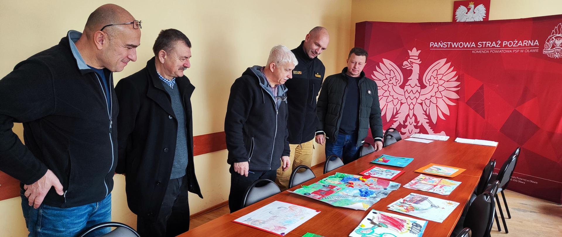 Na zdjęciu widać członków komisji oceniających prace plastyczne