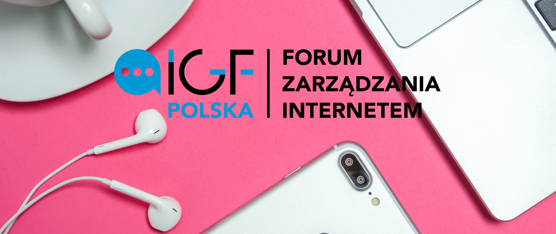 Telefon, filiżanka, słuchawki oraz klawiatura komputera