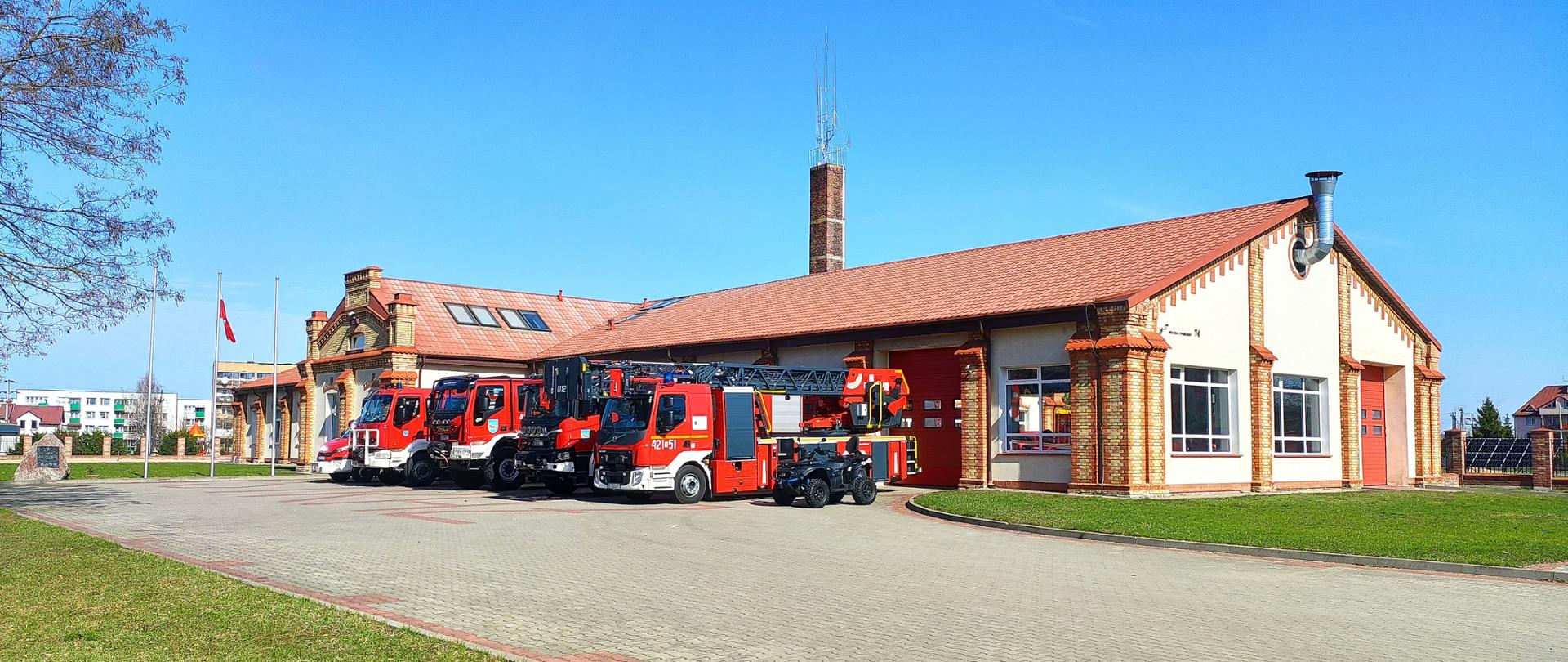 Budynek komendy PSP a przed nim samochody strażackie