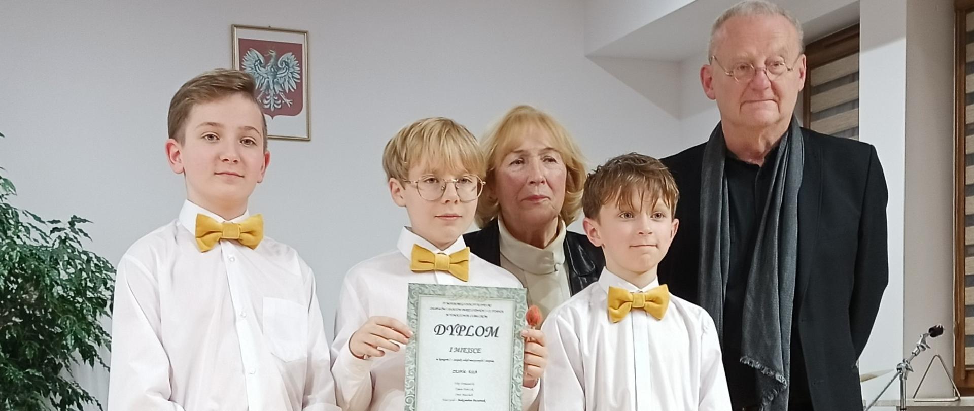 Na zdjęciu zespół Essa oraz Jurorzy Konkursu prof. Urszula Bereźnicka-Pniak z Akademii Muzycznej w Łódzi oraz dr Stanisław Welanyk 