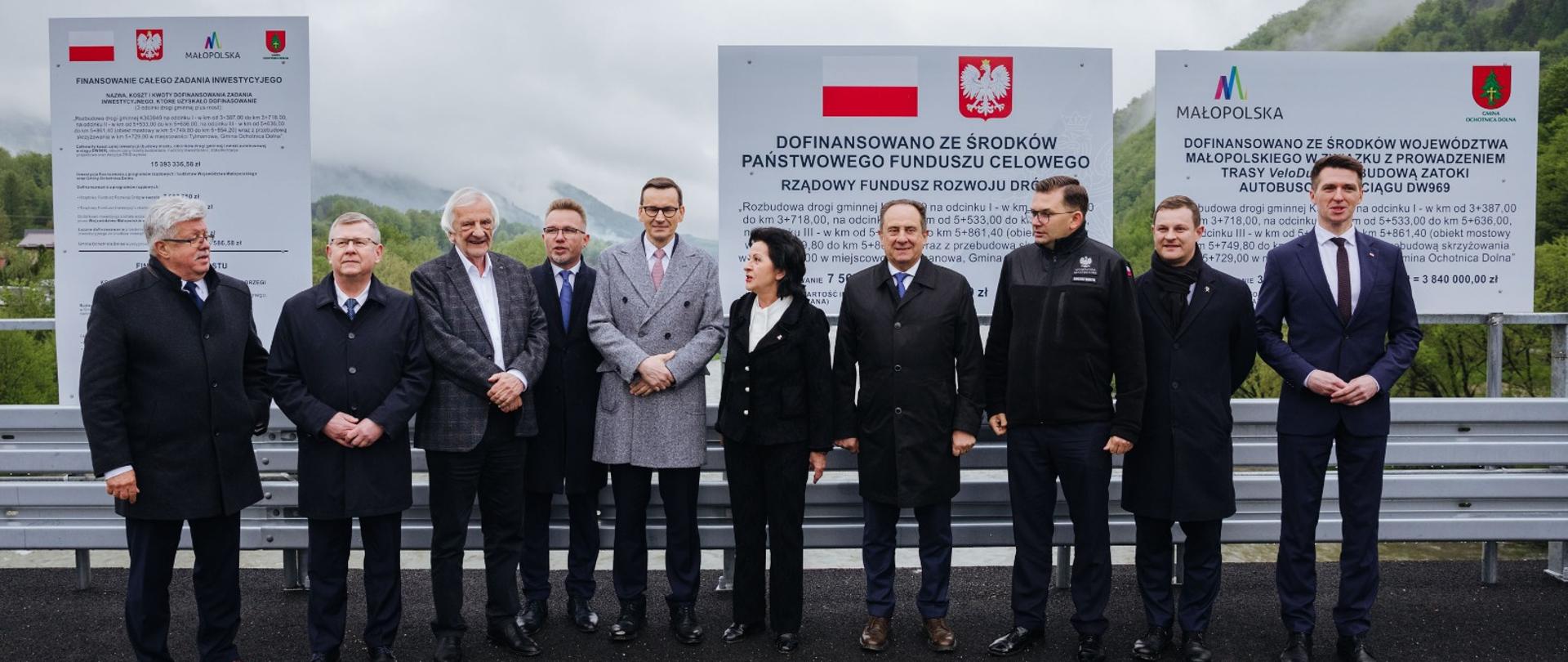 Premier na moście w Tylmanowej z politykami.