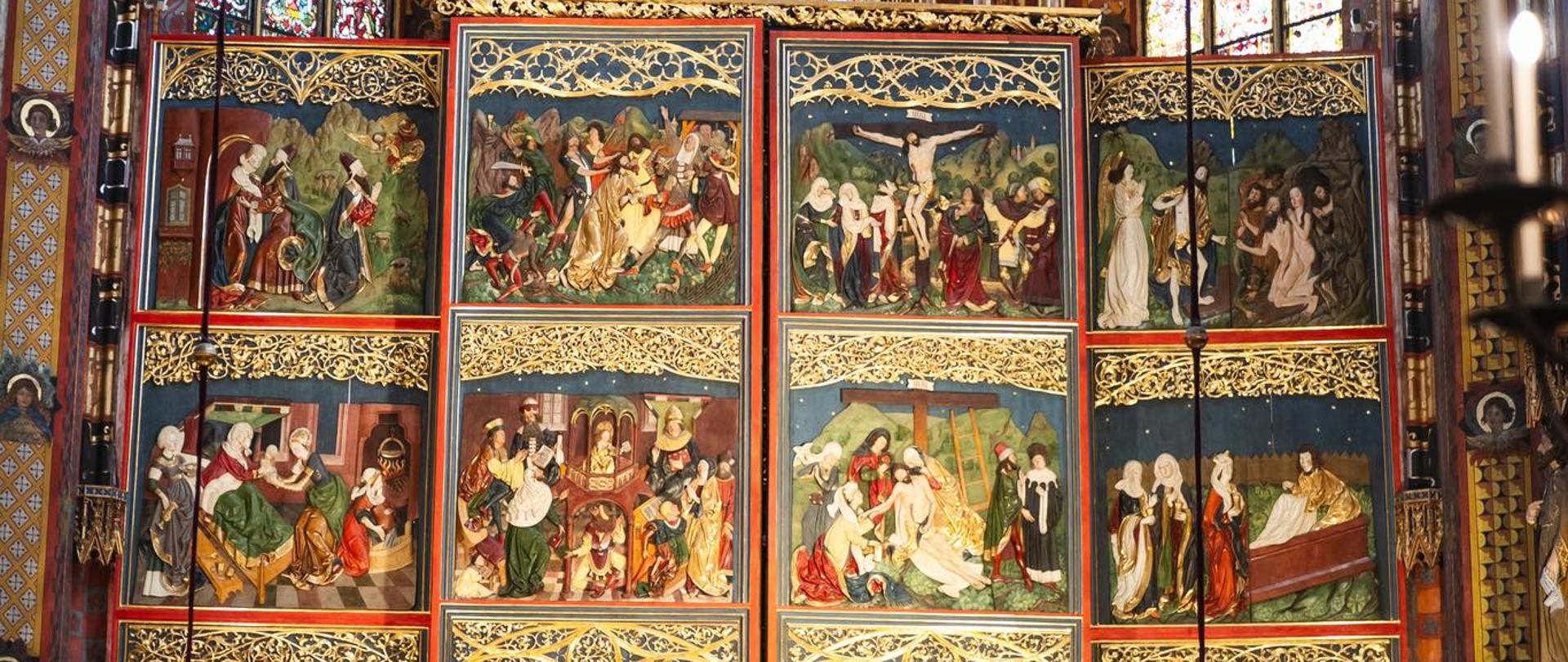 Ołtarz Wita Stwosza w Bazylice Mariackiej w pełnej okazałości – monumentalne dzieło sztuki sakralnej będące jednym z kluczowych tematów forum dotyczącego bezpieczeństwa dziedzictwa kulturowego.