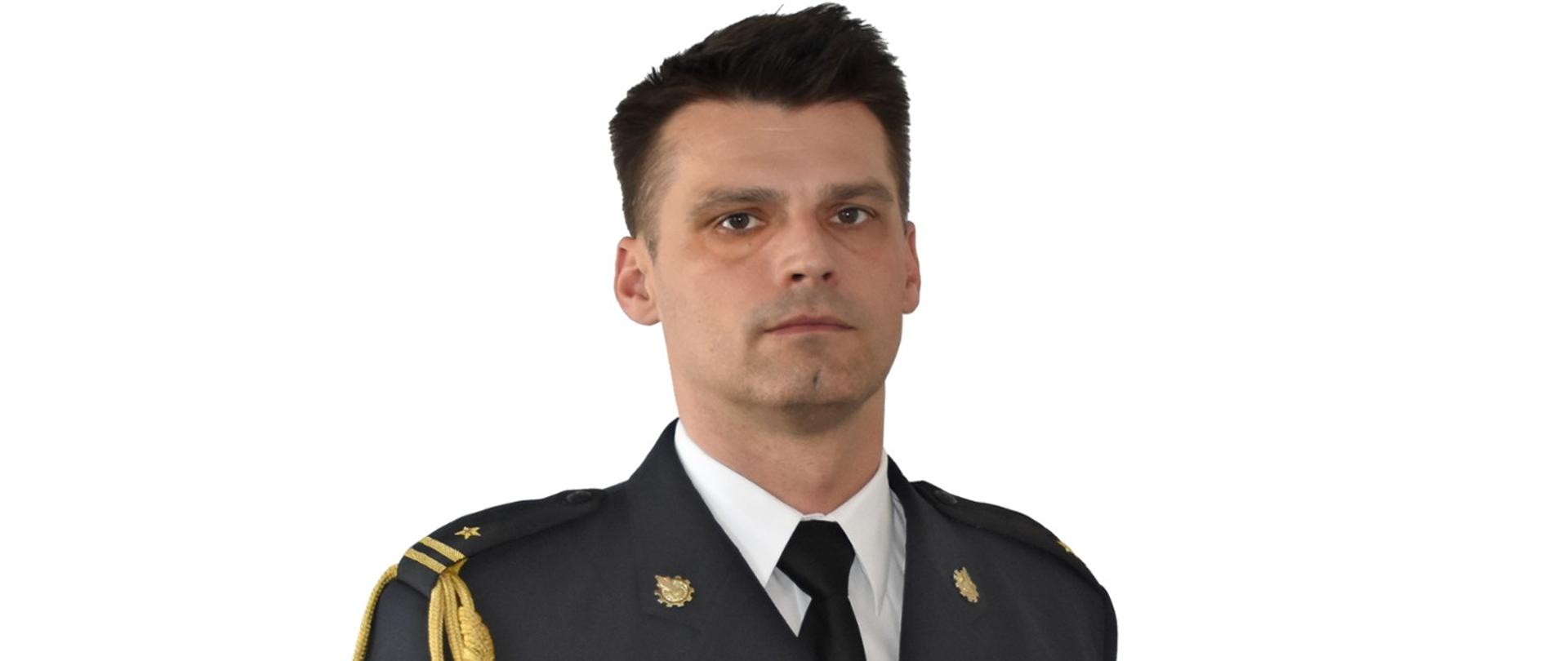Zdjęcie portretowe komendanta miejskiego państwowej straży pożarnej w Elblągu.
