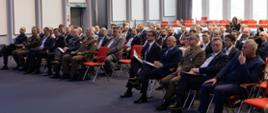 Na zdjęciu widać uczestników konferencji „Bezpieczeństwo i Obronność”, którzy zasiadają w historycznej Sali Bydgoskiego Marca w Kujawsko-Pomorskim Urzędzie Wojewódzkim w Bydgoszczy.