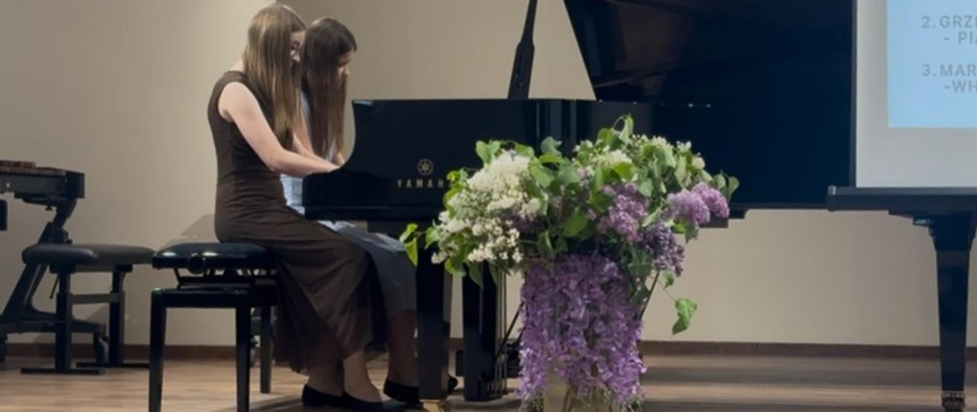 na scenie grający duet fortepianowy