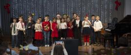 Uczniowie na scenie podczas Koncertu Kolęd 