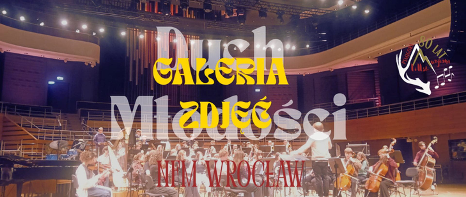 Plakat zapowiada galerię zdjęć wydarzenia muzycznego zatytułowanego Duch Młodości. Miejsce koncertu NFM Wrocław, czyli Narodowe Forum Muzyki. Tło grafiki stanowi zdjęcie młodych muzyków orkiestry smyczkowej, którzy ćwiczą na instrumentach wewnątrz dużej, wielopoziomowej sali koncertowej. W górnym rogu widnieje białe logo z napisem 80 lat, symbolem gór oraz nutami. Napis z tytułem koncertu jest największy i ma biały kolor, data została zapisana ozdobną, złotą czcionką, a nazwa miasta ma kolor czerwony. Całość jest utrzymana w ciepłej, brązowej kolorystyce. Dominuje żółty napis: Galeria zdjęć