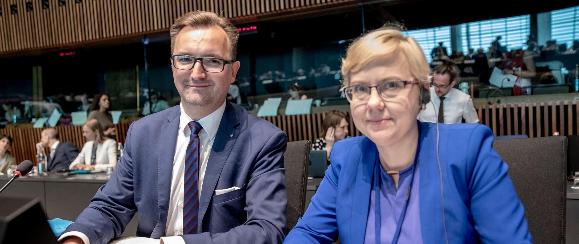 Zdjęcie z posiedzenia Rady Unii Europejskiej ds. Środowiska, po prawej minister Anna Moskwa.