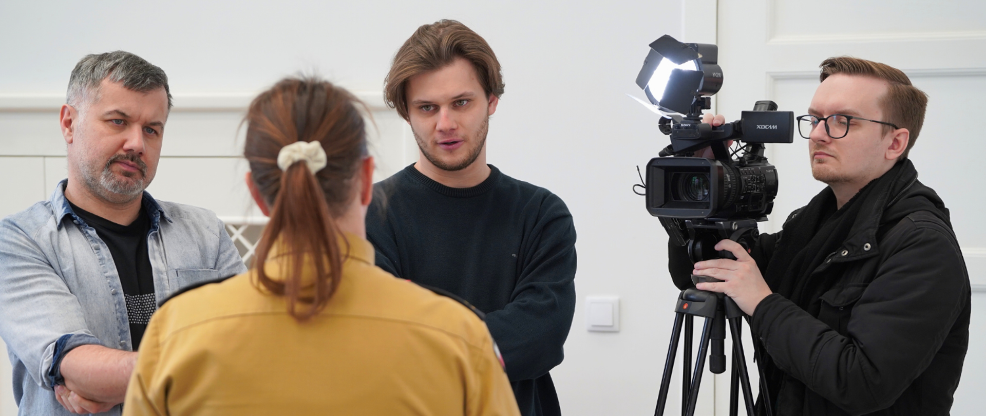 Dziennikarze prowadzą wywiady ze strażakami, przedstawicielami szkół oraz kuratorium, w sprawie OSP powstających przy szkołach ponadpodstawowych. Dziennikarze i rozmówcy są w sali urzędu wojewódzkiego.